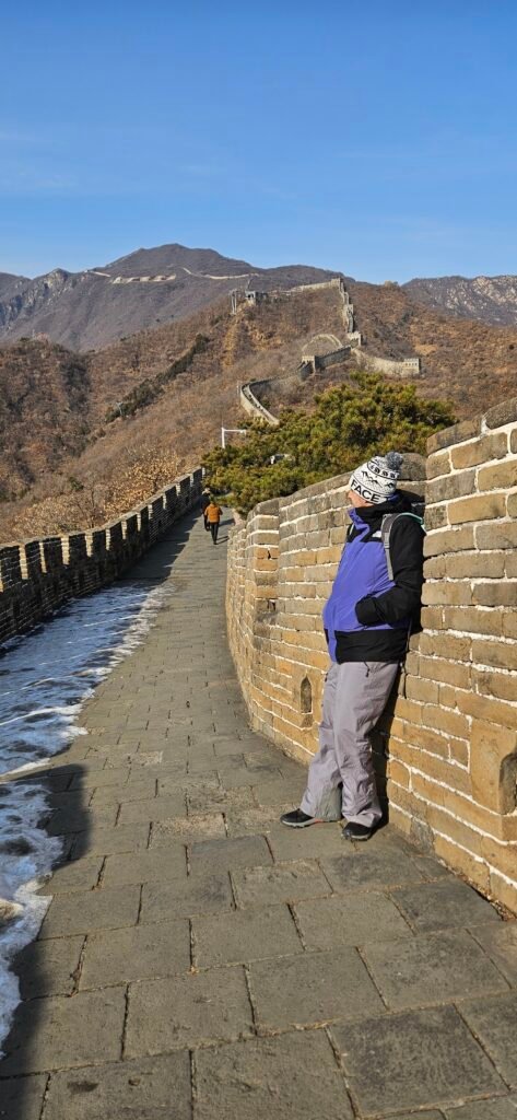 Fotografia del youtuber del La Ruta del Dragón en la muralla china
